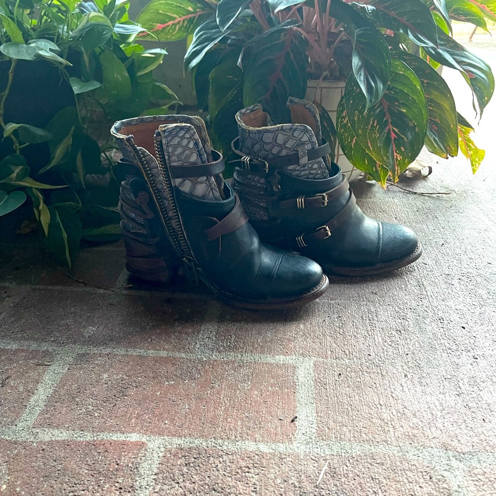 Crue Freebirds navy blue